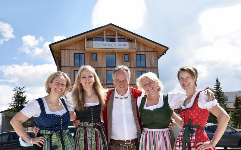Die Familie Hinteregger und MitarbeiterInnen des Hotels Das KATSCHBERG