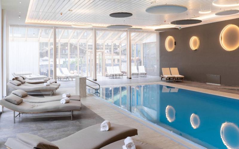 Wellnesspool mit Ruheliegen im Hotel Das KATSCHBERG
