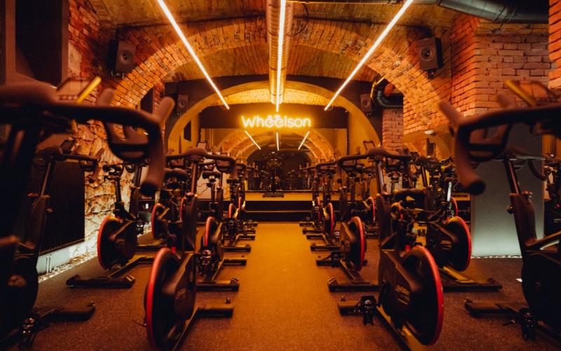 Der Trainingsraum mit den Cycling Bikes bei Wheelson