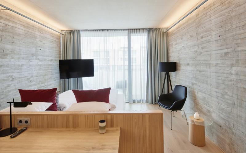 Beispiel eines Doppelzimmers mit Sichtbeton im Loisium Wine Spa Hotel Langenlois