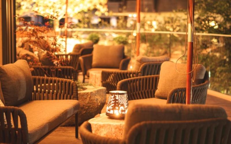 Sonnenlounge am Abend im Hotel Zum Ritter im Tannheimer Tal