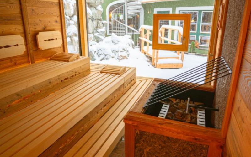 Sauna mit Aussicht in die Natur im Hotel Zum Ritter im Tannheimer Tal