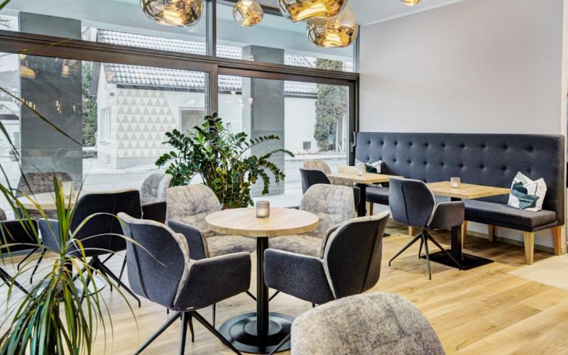 Loungebereich mit Sitzgelegeheiten in modernem Stil im Koenigswieserhof