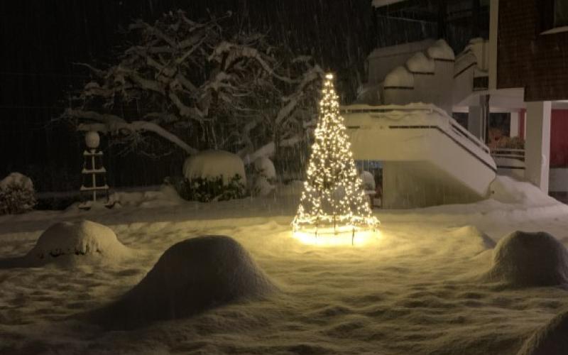 Weihnachtliches Stimmungsbild vor dem Seehotel Hoffmann
