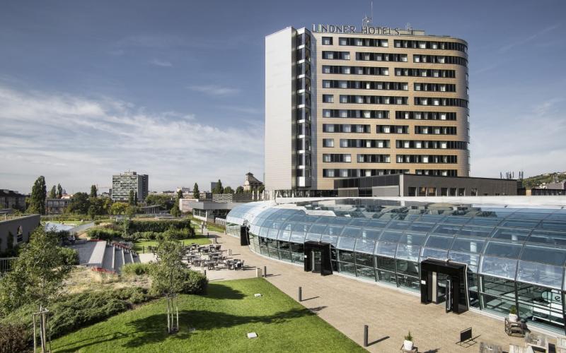 Aussenansicht des Lindner Hotels Bratislava direkt an der Donau