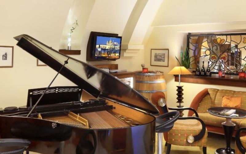 Blick in die Bar mit Flügel im Lindner Hotel Prague Castle