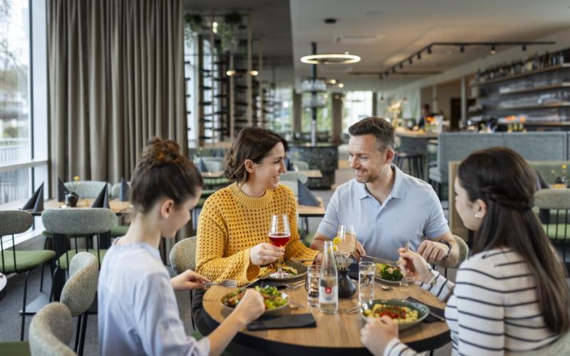 Gäste beim Mittagessen im JUFA Hotel Bad Radkersburg
