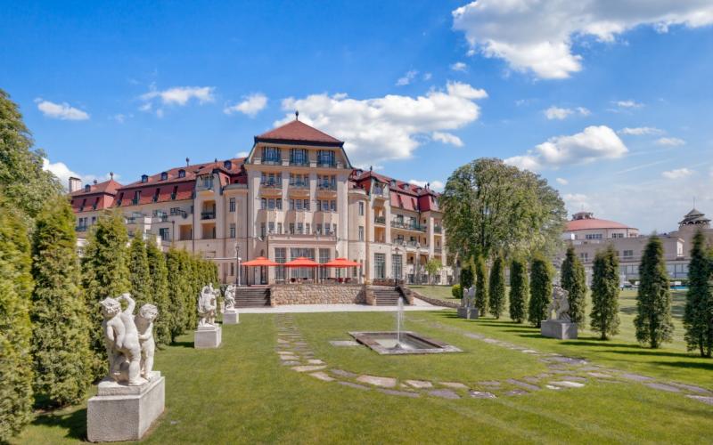 Aussenansicht der Hotelfront des Thermia Palace Hotels mit großem Gartenbereich