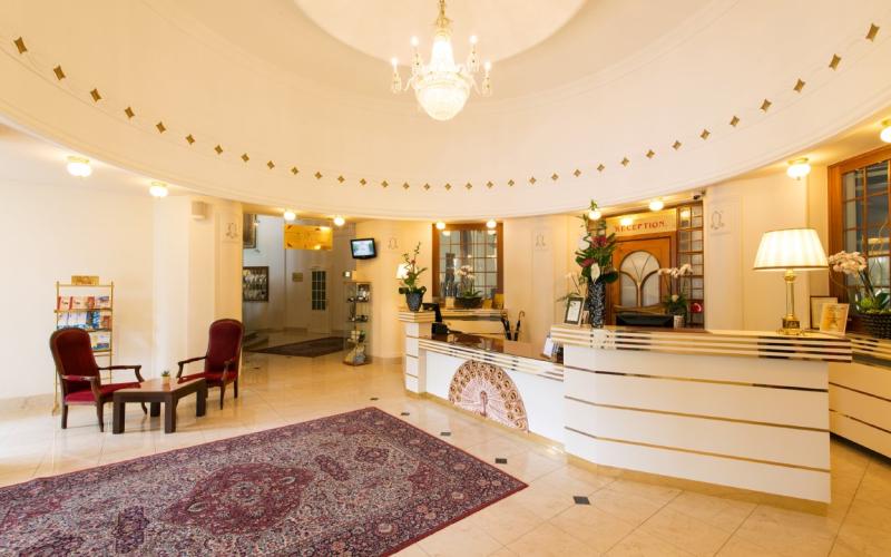 Großräumige Rezeption des Thermia Palace Hotels