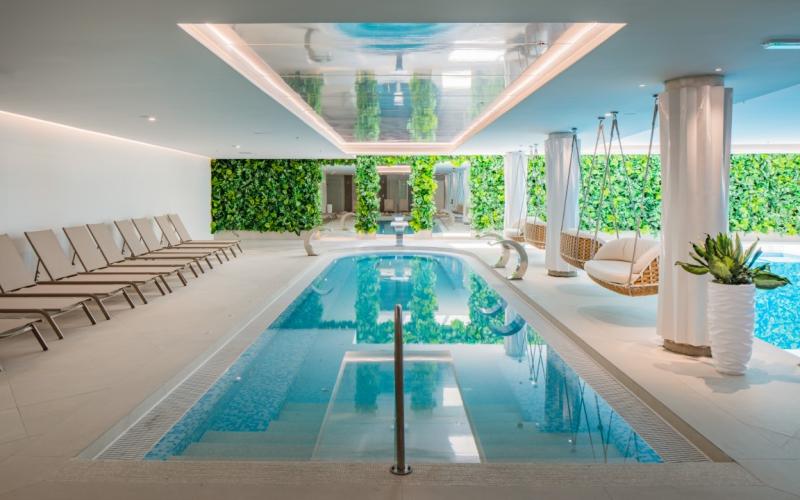 Innenpool mit langen Bahnen im Hotel Fagus