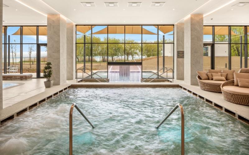 Erlebnisbecken im Sirius Hotel am Plattensee mit vielen Massagedüsen