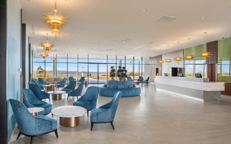 Lobby mit türkisen Stühlen im Hotel Sirius