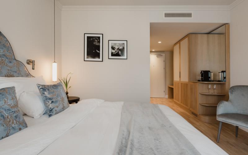 Beispiel eines Doppelzimmers mit hellem Dekor im Hotel Grand Elisabeth