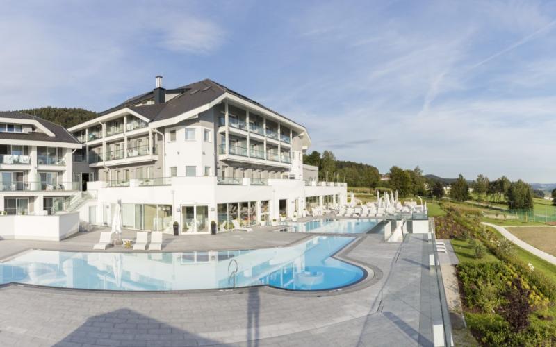 Aussenansicht mit Aussenpool im AIGO Familien und Sport Resort