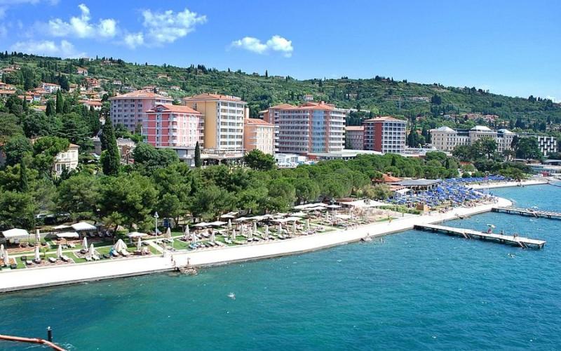 Blick auf den Küstenabschnitt mit den Lifeclass Hotels und dem Hotel Apollo
