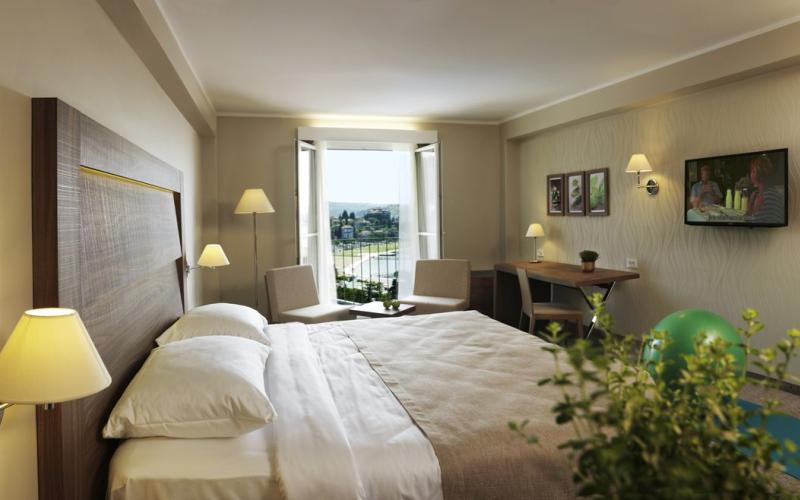 Ein Doppelzimmer mit Balkon und Blick zum Meer im Hotel Apollo