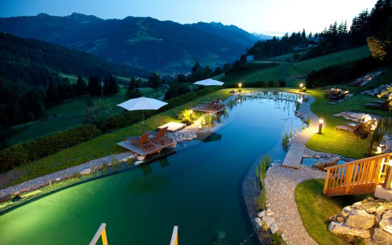 Aussenpool bei Nacht im Naturhotel Edelweiss Wagrain
