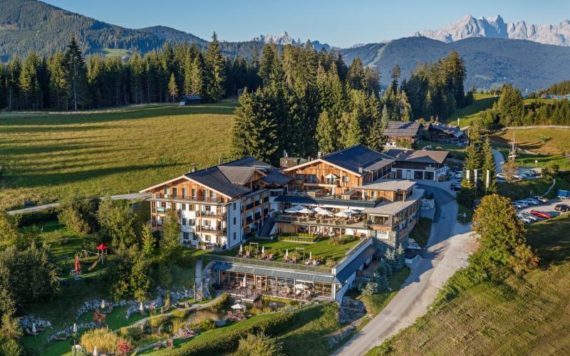 Luftbildaufnahme des Naturhotels Edelweiss Wagrain