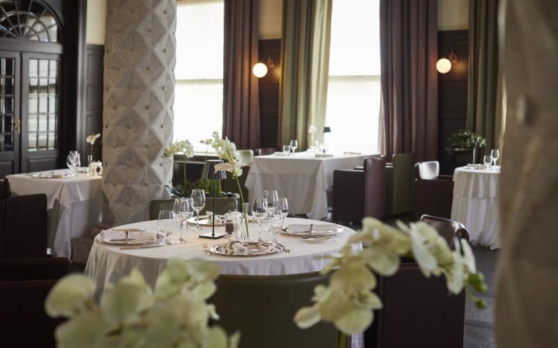 Restaurant mit historischem Design und Säulen im Hotel Palace Portoroz