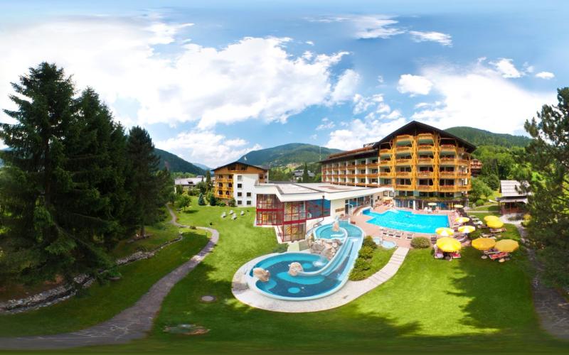 Aussenansicht mit den Aussenbecken des Thermenhotels Pulverer