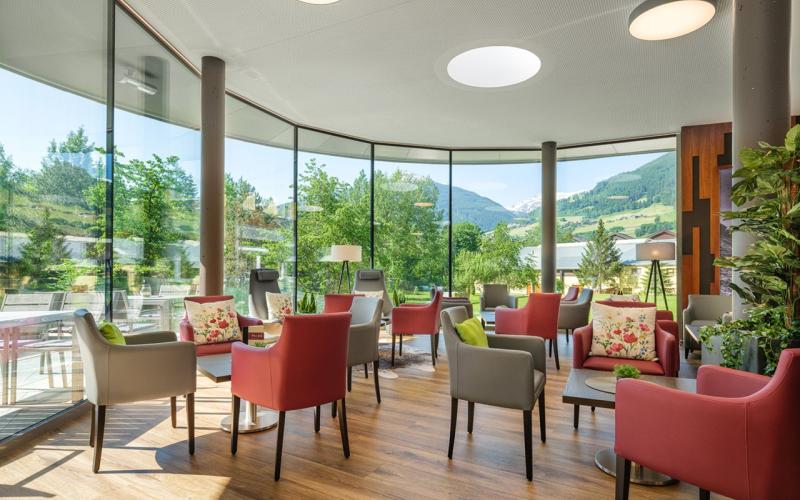 Blick in den Lounge-Bereich mit großen Fenstern im Hotel Palace