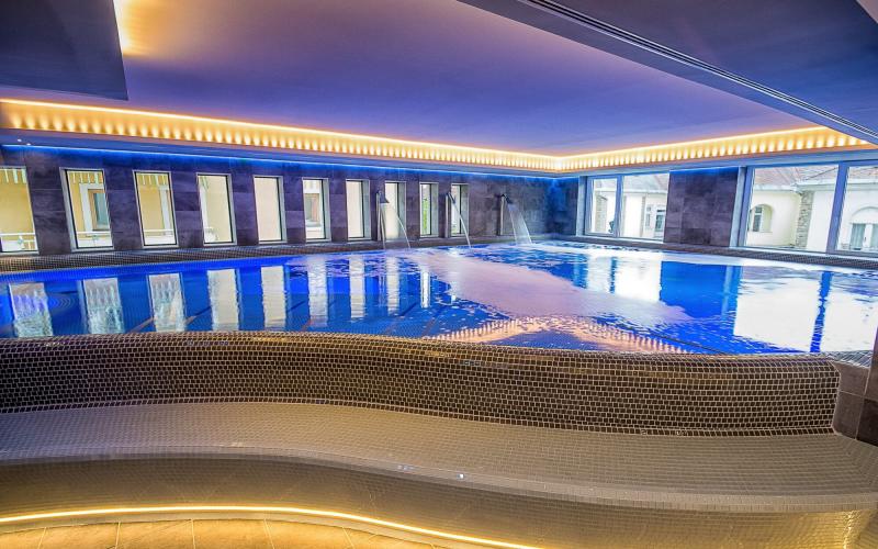 Blick in den Innenbereich mit Pool im Bonvital Hotel Heviz