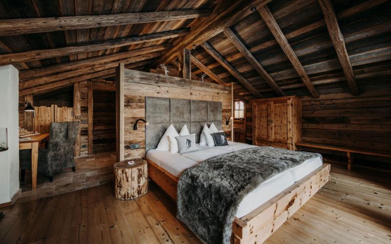 Blick in ein Doppelzimmer in einem Chalet im Chaletdorf Auszeit