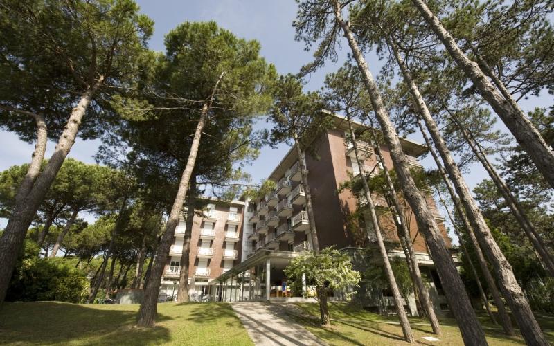 Aussenansicht des Hotels Meridianus im Pinienwald