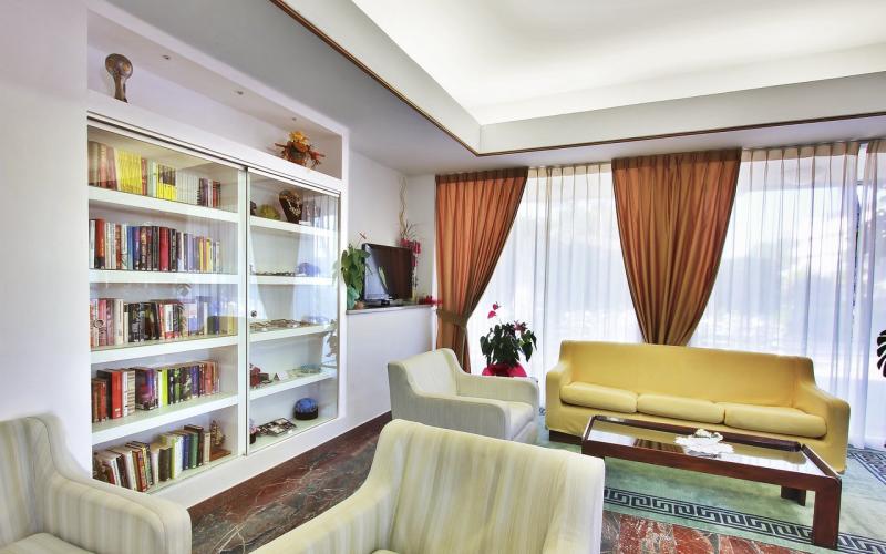 Die Bibliothek mit gemütlichen Sitzgelegenheiten im Hotel Meridianus