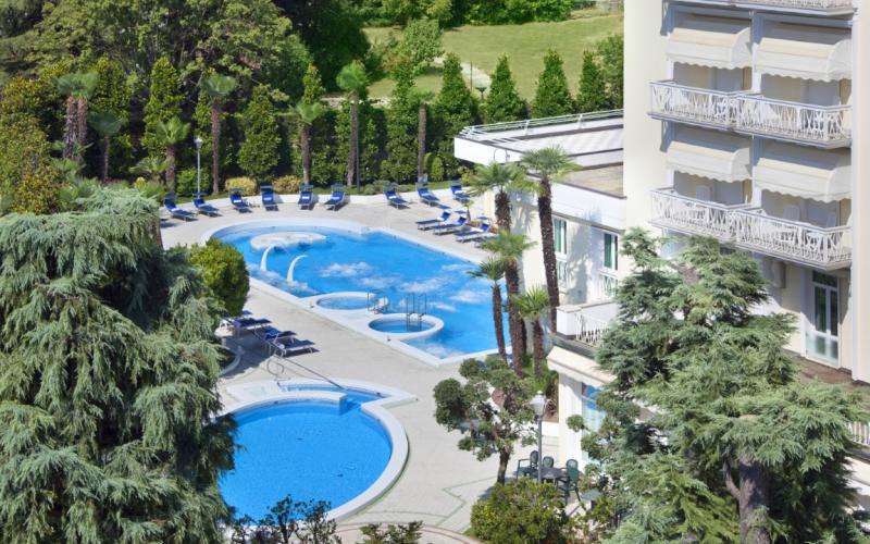 Blick auf die Aussenpools aus dem Hotel Due Torri