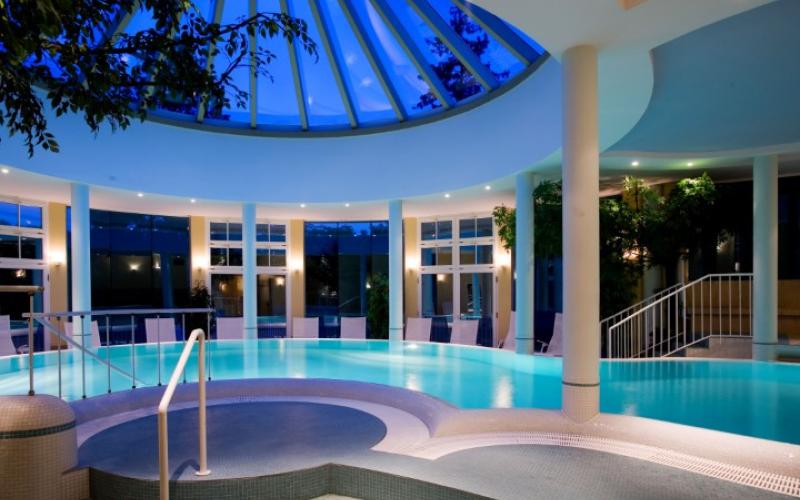 Poollandschaft in Abendstimmung im Wellnesshotel Allmer