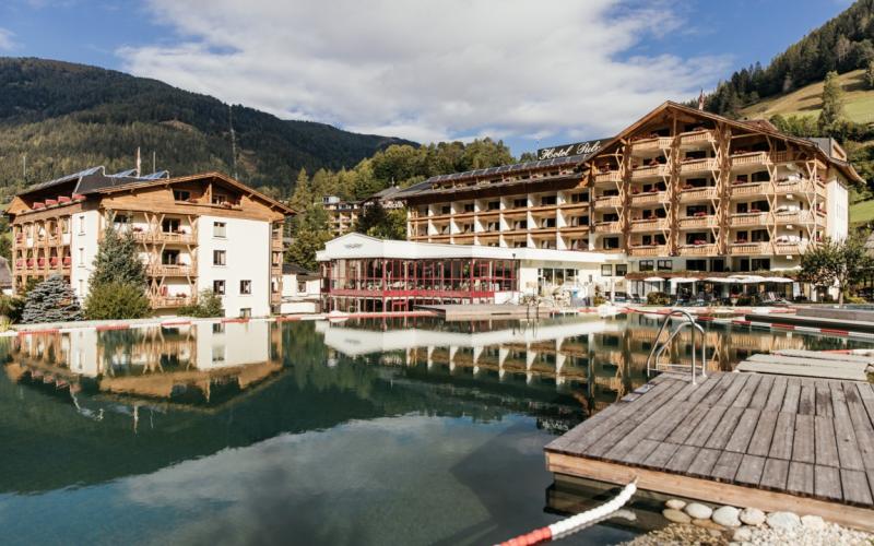 Blick auf den Aussenbereich des Thermenhotels Pulverer