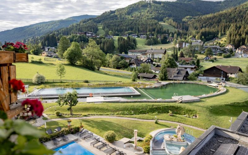Aussenansicht mit den Aussenbecken des Thermenhotels Pulverer