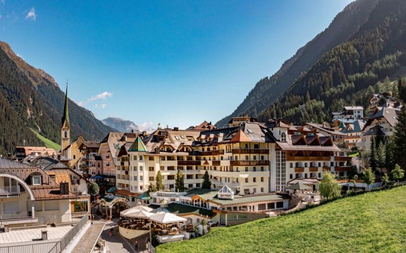 Aussenansicht Hotel Post Ischgl im Sommer