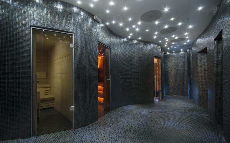 Saunabereich mit stimmungsvoller Beleuchtung im Luxury Wellness und Spa Hotel Prezident