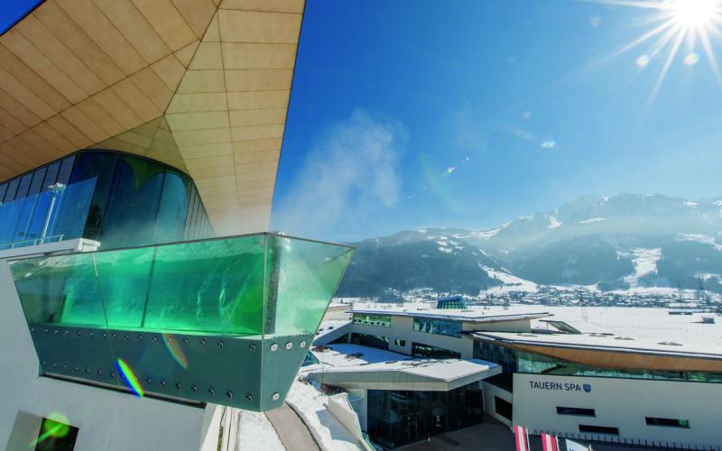 Blick auf den Skylinepool im Winter im Tauern SPA Zell am See