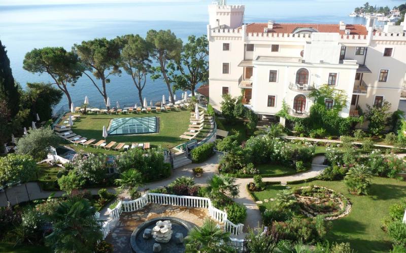 Aussenansicht des Hotels Miramar mit beeindruckender Architektur