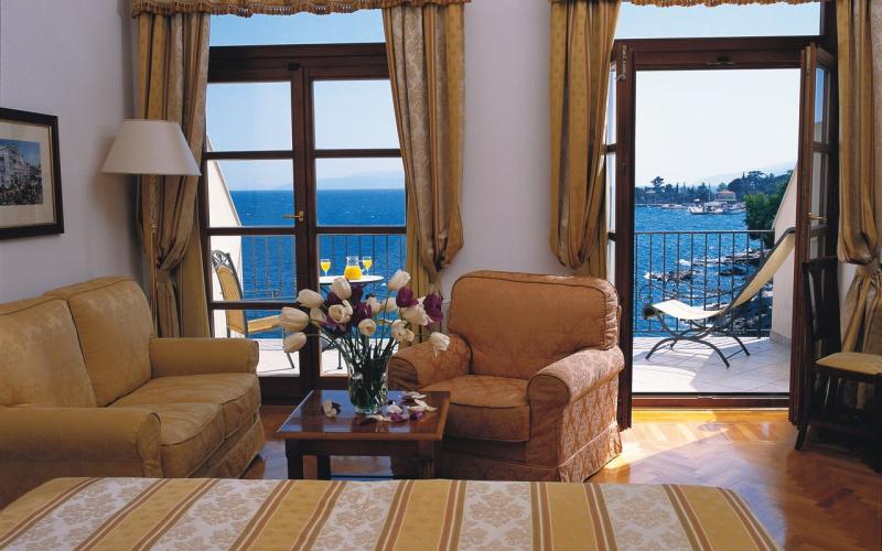 Ein Waterfront Superior Zimmer mit Blick aufs Meer im Hotel Miramar