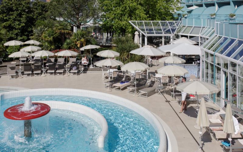 Aussenpool mit verschiedenen Strudeln und Massagedüsen im Hotel Savoy Grado