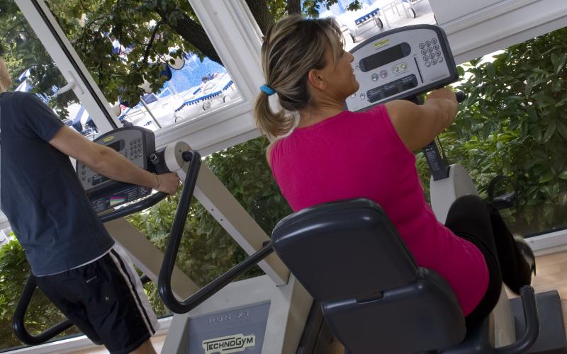 Gäste trainieren im Gym des Grand Hotels Terme und Spa