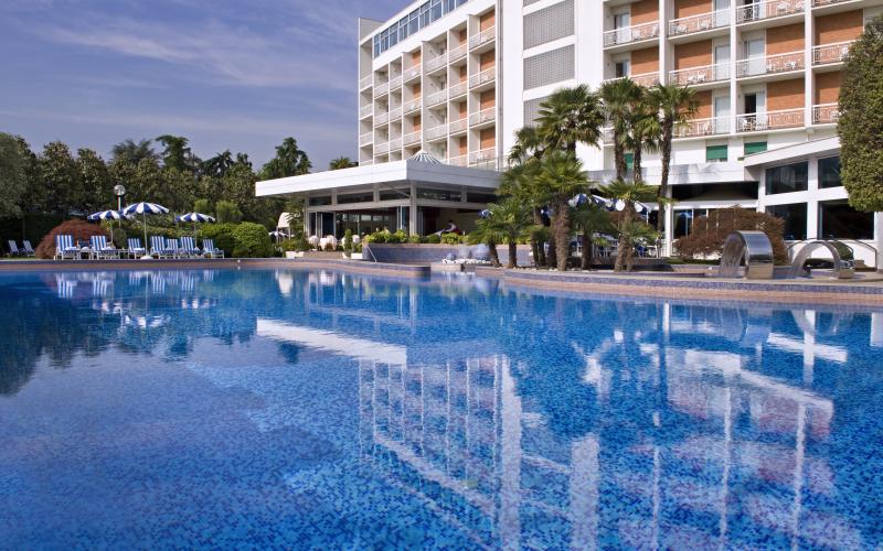 Aussenansicht des Grand Hotels Terme und Spa sowie des Aussenpools