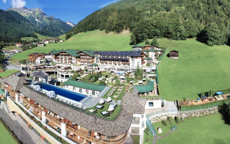 Aussenansicht des STOCK Resorts im Sommer