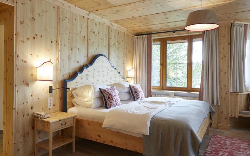 Rustikales Doppelzimmer mit viel Holz im Hotel Hochschober