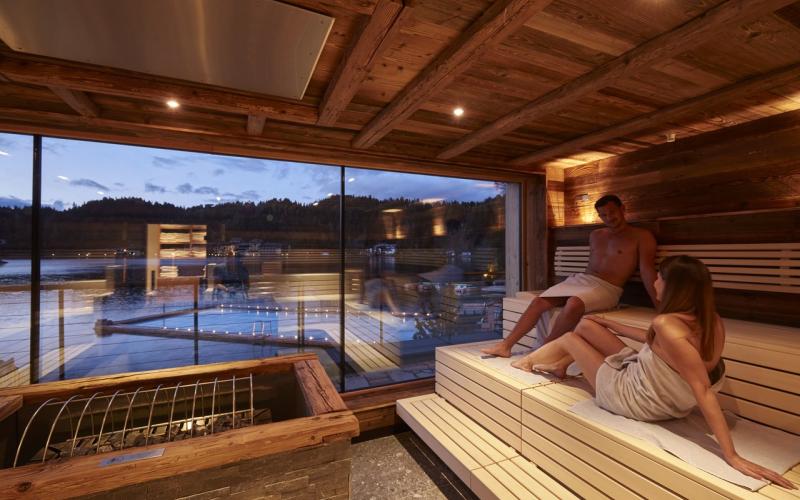 Ein Paar in der Sauna im Hotel Hochschober