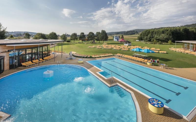 Ansicht der Aussenpools in der H2O Hotel-Therme-Resort