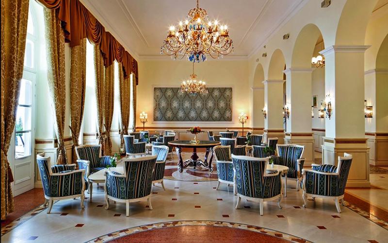 Empfangsbereich in K&K Stil im Hotel Kvarner Palace