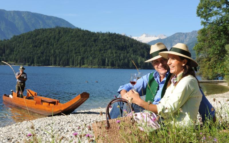 Ein Paar am See in der Nähe des SPA Hotels Erzherzog Johann