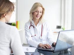 Ärztin beim Beratungsgespräch mit einer Vorsorge-Kundin