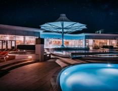 Aussenansicht der Pools bei Nacht der Therme Laa - Hotel und Silent Spa