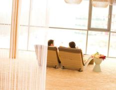 Pärchen im Ruhebereich des Thermenhotels PuchasPLUS